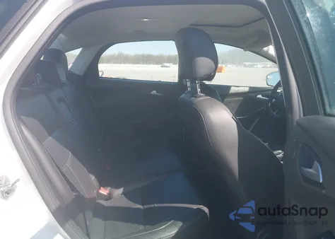 2016 Ford Focus Titanium z USA, uszkodzony, nr VIN 1FADP3J27GL359200